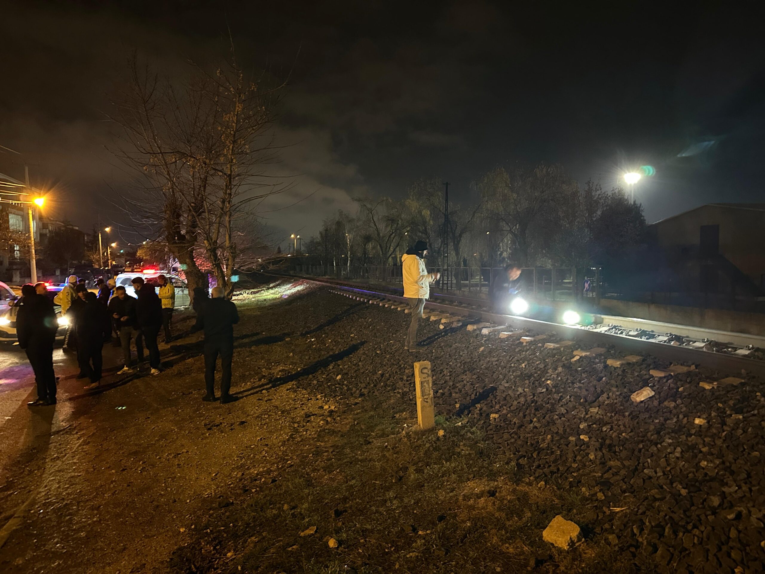Afyonkarahisar’ın Eşrefpaşa Mahallesi’nde bulunan hemzemin geçitte meydana gelen kazada tren,