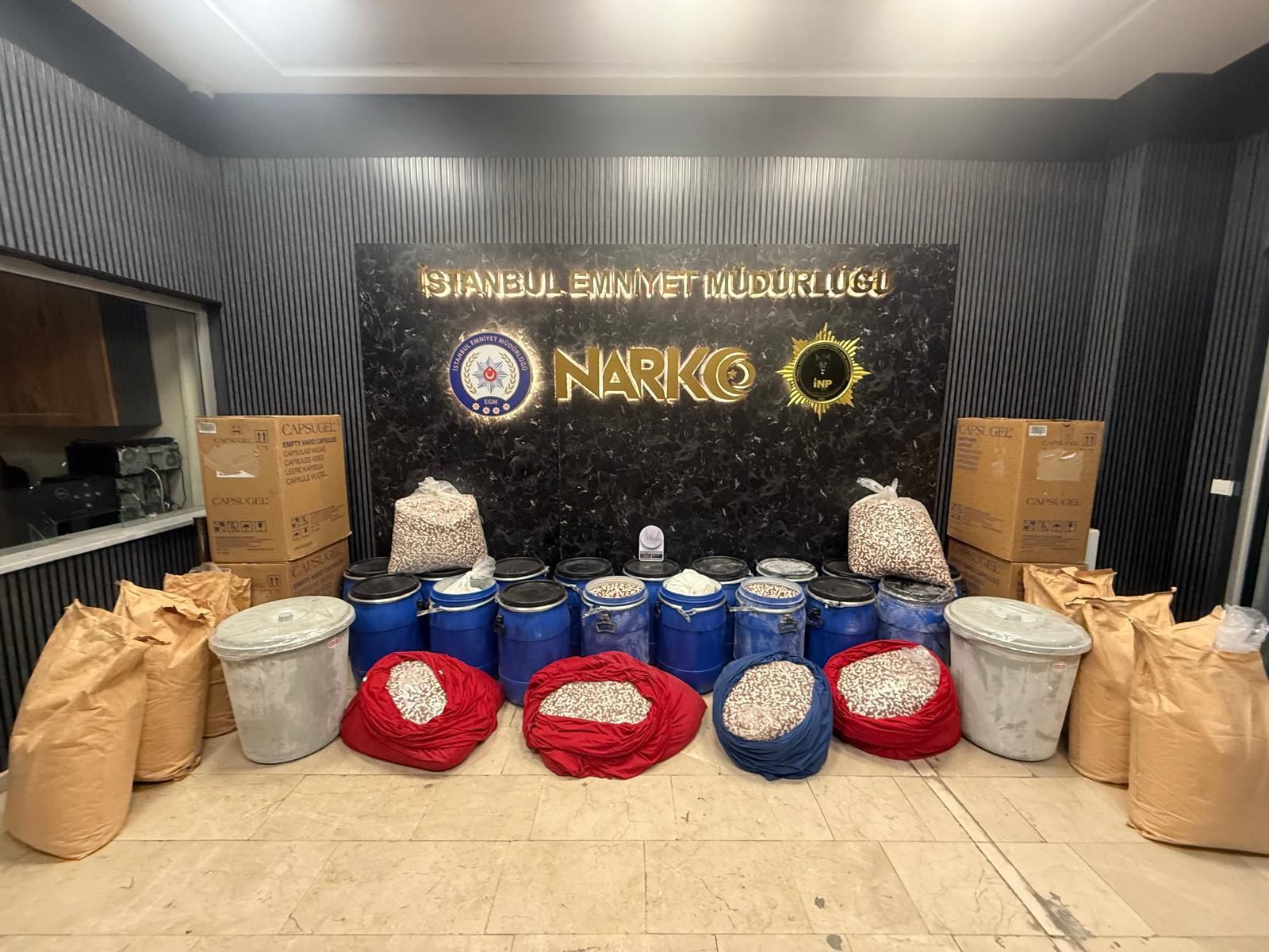 Polis ekiplerince İstanbul ve İzmir'de düzenlenen dev operasyonlarda, toplamda 6