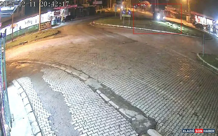 Elazığ-Bingöl karayolu üzerindeki Yolçatı kavşağında, sürücüsünün kontrolünü yitirdiği otomobil, kavşak