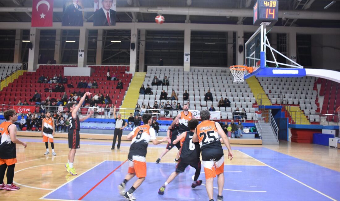 Afyonkarahisar’da Veysel Eroğlu Spor Salonu’nda düzenlenen Büyük Erkekler Basketbol Müsabakaları,