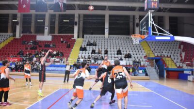 Afyonkarahisar’da Veysel Eroğlu Spor Salonu’nda düzenlenen Büyük Erkekler Basketbol Müsabakaları,
