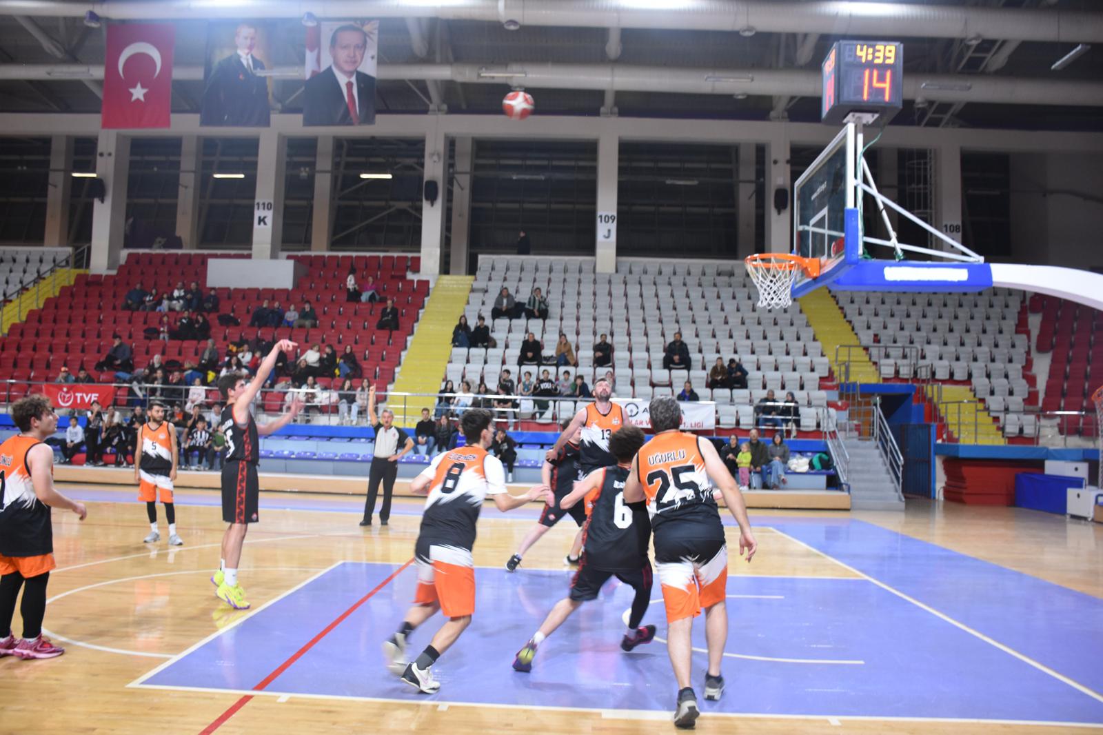 Afyonkarahisar’da Veysel Eroğlu Spor Salonu’nda düzenlenen Büyük Erkekler Basketbol Müsabakaları,