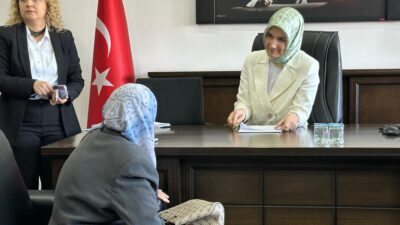 Afyonkarahisar Valisi Kübra Güran Yiğitbaşı, halk günü toplantısında vatandaşlardan gelen