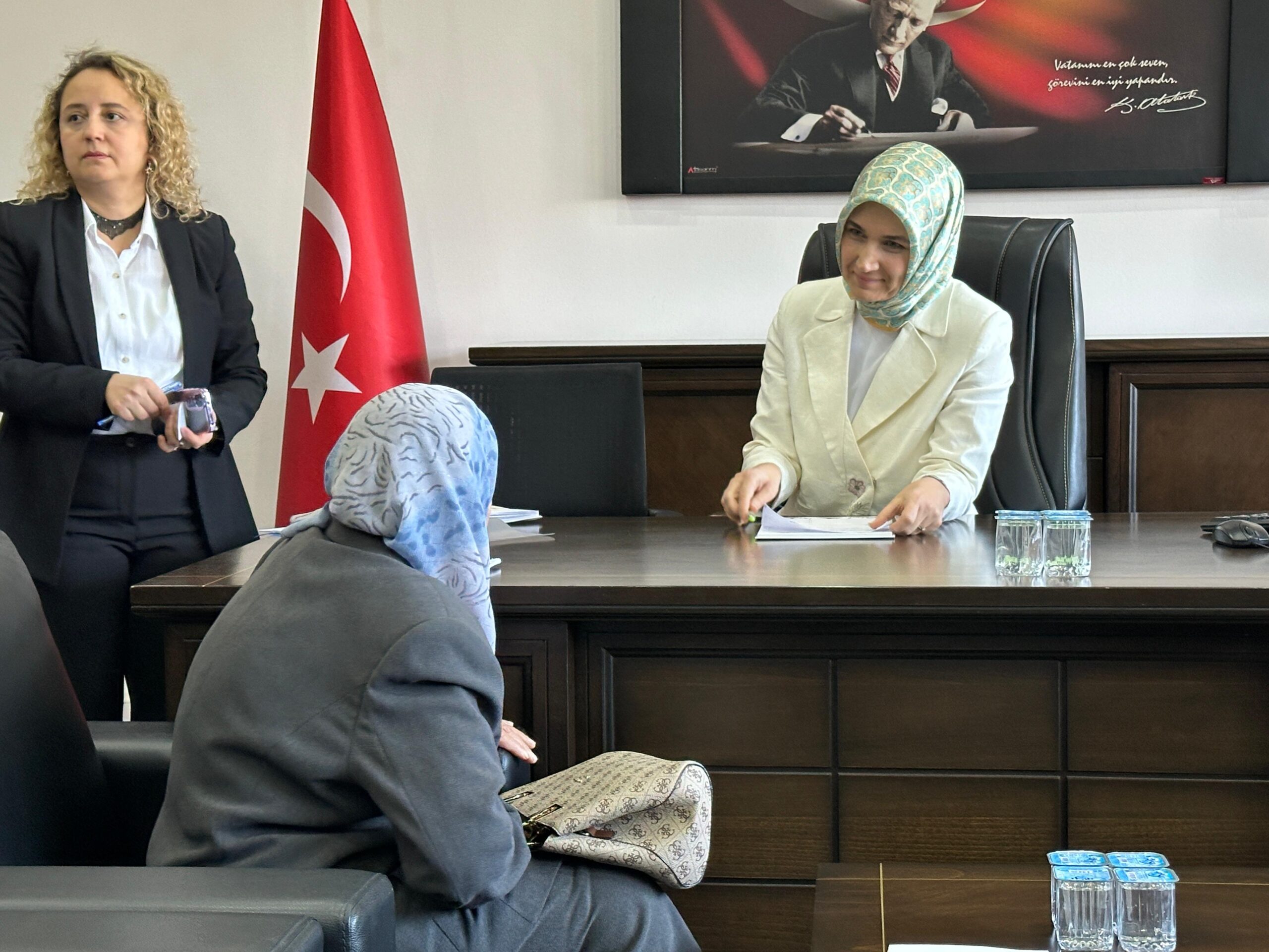 Afyonkarahisar Valisi Kübra Güran Yiğitbaşı, halk günü toplantısında vatandaşlardan gelen