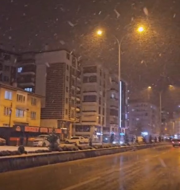 Afyonkarahisar’da akşam saatlerinde başlayan kar yağışı, hava sıcaklıklarının düşmesiyle birlikte