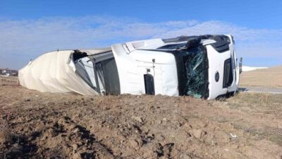 Afyonkarahisar’ın Emirdağ ilçesi Tabaklar köyü yakınlarında, kalorifer peteği yüklü bir