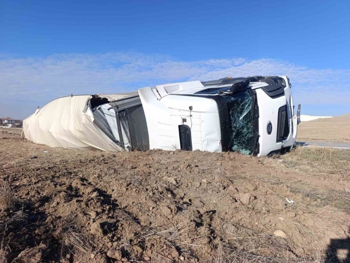 Afyonkarahisar’ın Emirdağ ilçesi Tabaklar köyü yakınlarında, kalorifer peteği yüklü bir