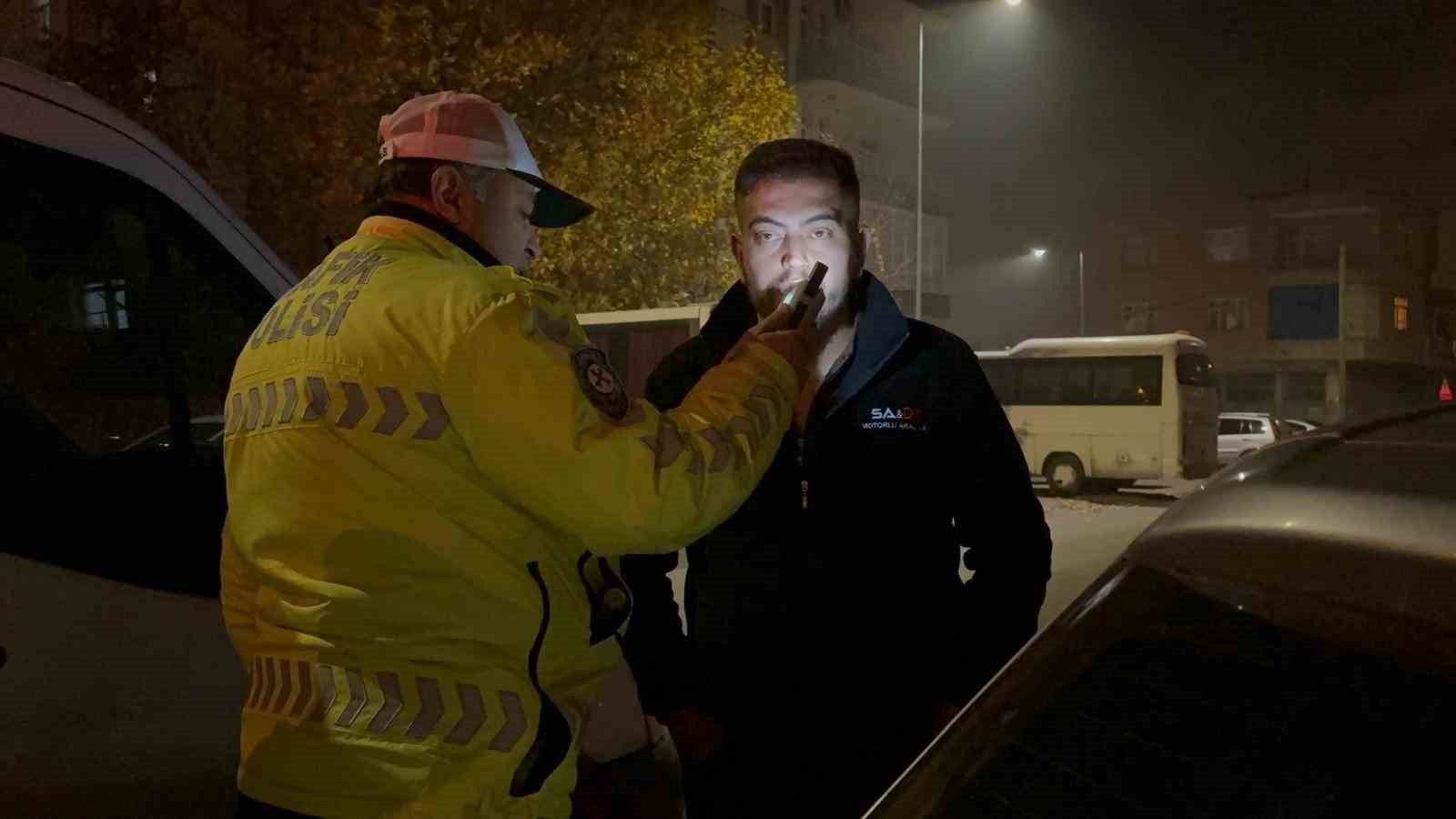 Ters yönden gelerek polis ekiplerine çarpan ve kovalamaca sonucu yakalanan