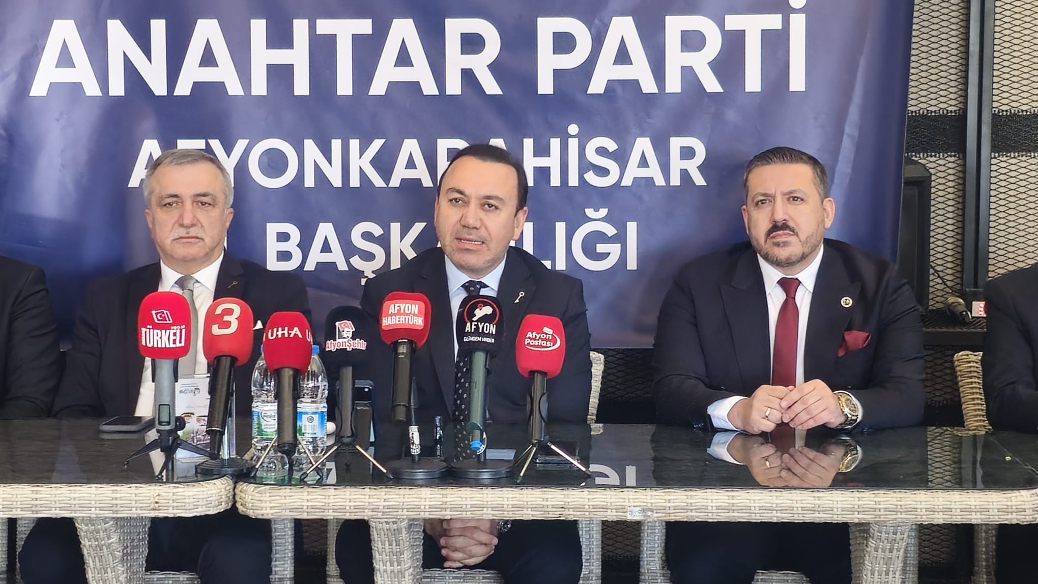 Anahtar Parti Afyonkarahisar İl Başkanı Üzeyir Aladağ, düzenlenen basın buluşmasında