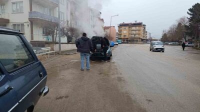 Afyonkarahisar’da bir otomobilin motor bölümünde çıkan yangın vatandaşların yardımıyla söndürüldü.