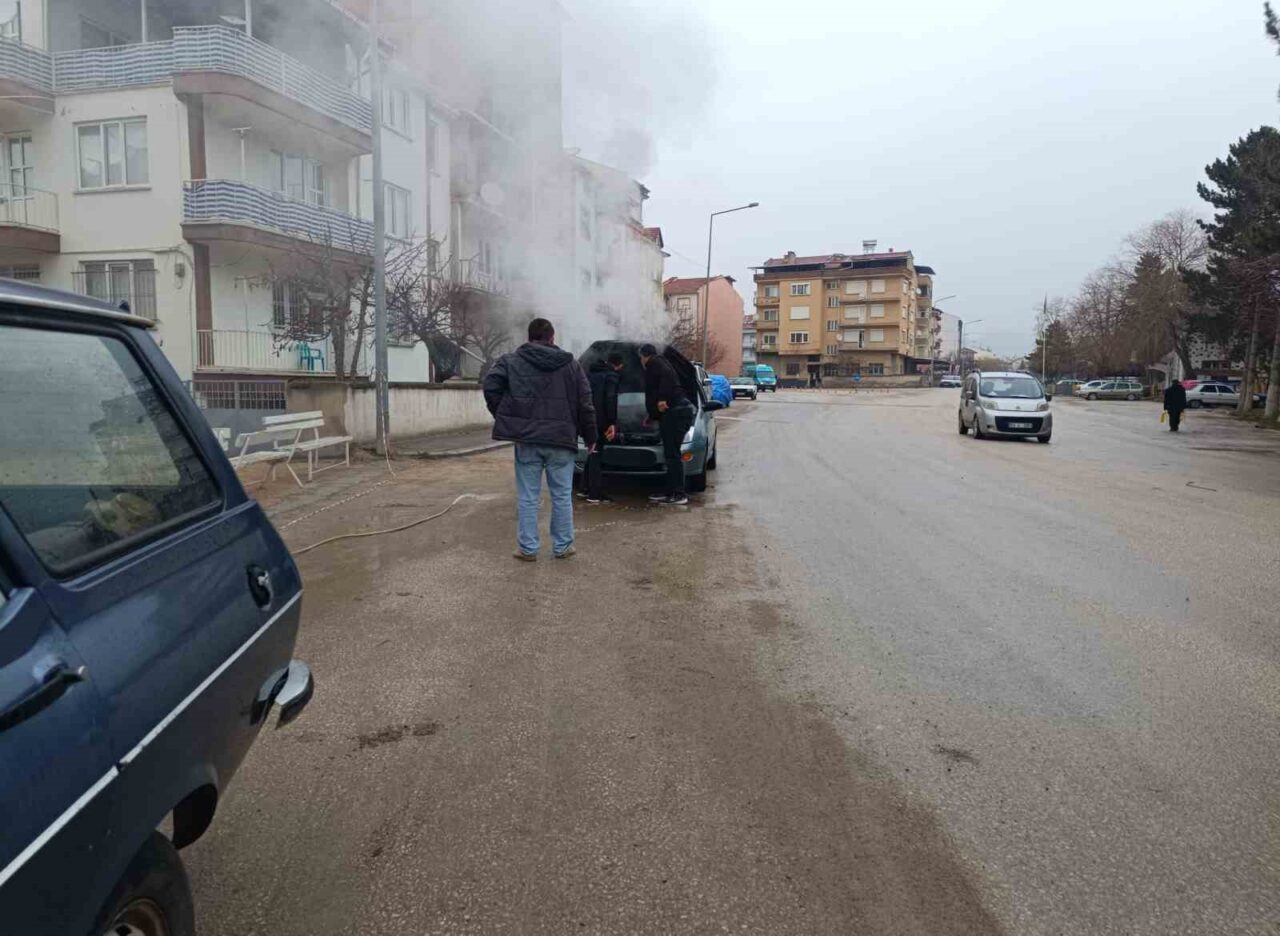 Afyonkarahisar’da bir otomobilin motor bölümünde çıkan yangın vatandaşların yardımıyla söndürüldü.