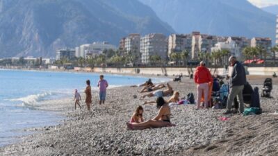 Antalya'da hava sıcaklıklarının mevsim normallerinin üzerinde seyretmesiyle kent sakinleri, aralık