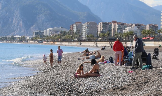 Antalya'da hava sıcaklıklarının mevsim normallerinin üzerinde seyretmesiyle kent sakinleri, aralık