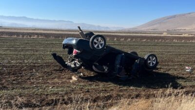 Afyonkarahisar’ın Şuhut ilçesinde kontrolden çıkarak şarampole devrilen otomobilde 2 kişi