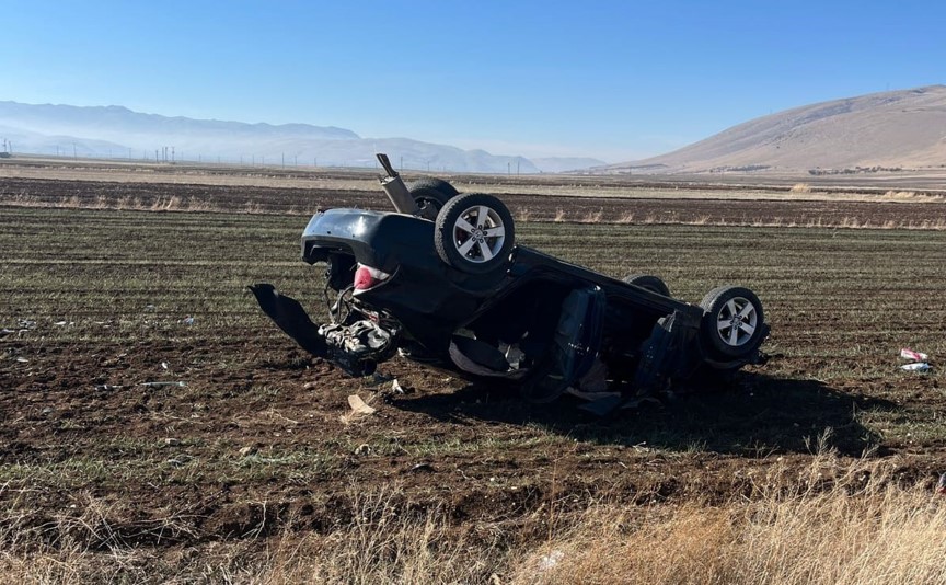 Afyonkarahisar’ın Şuhut ilçesinde kontrolden çıkarak şarampole devrilen otomobilde 2 kişi