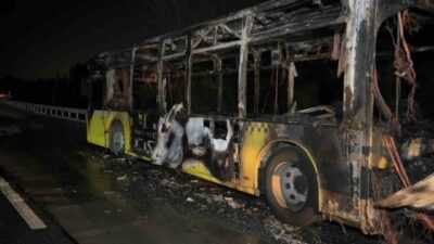 İstanbul'da seyir halindeyken alev alan İETT otobüsü kısa sürede tamamen