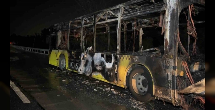 İstanbul'da seyir halindeyken alev alan İETT otobüsü kısa sürede tamamen