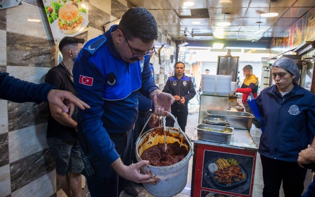 Adana'da merkez ilçelerden birinde zabıta ekiplerinin denetlediği bir tavuk dönerci,