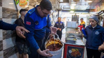 Adana'da merkez ilçelerden birinde zabıta ekiplerinin denetlediği bir tavuk dönerci,