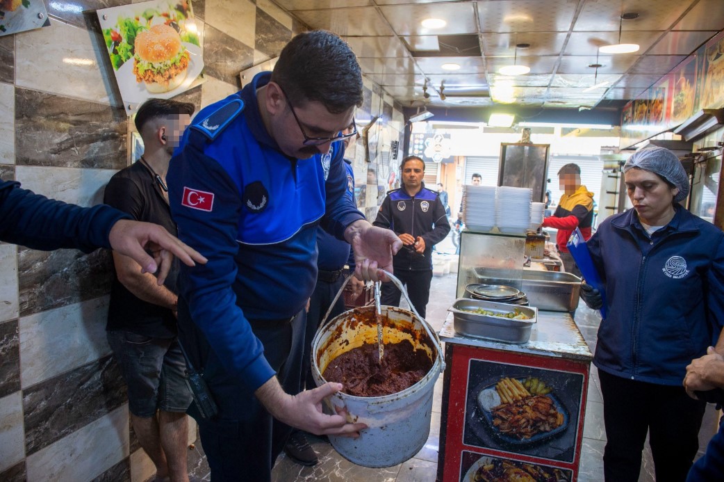 Adana'da merkez ilçelerden birinde zabıta ekiplerinin denetlediği bir tavuk dönerci,