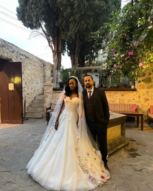 Amerika'da yaşayan Afrikalı bir öğretmen ile Adanalı bir damat, aşklarını