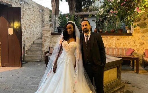 Amerika'da yaşayan Afrikalı bir öğretmen ile Adanalı bir damat, aşklarını