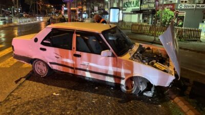 Edirne'de direksiyon hakimiyetini kaybeden alkollü ve ehliyetsiz kadın sürücünün aracı,