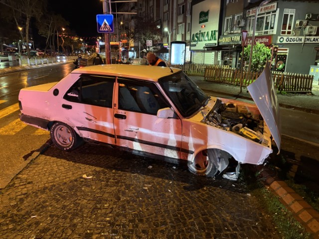 Edirne'de direksiyon hakimiyetini kaybeden alkollü ve ehliyetsiz kadın sürücünün aracı,