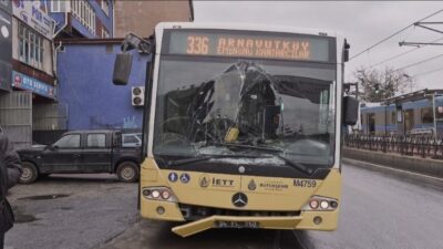 İstanbul Sultangazi’de yola dökülen akaryakıt nedeniyle kayganlaşan zemin, peş peşe