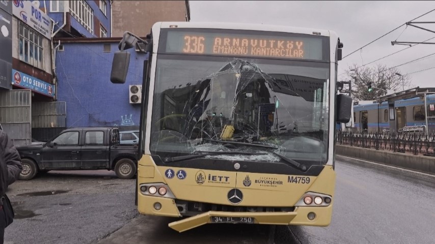 İstanbul Sultangazi’de yola dökülen akaryakıt nedeniyle kayganlaşan zemin, peş peşe