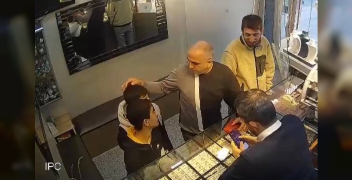 Yolda yürürken yaklaşık 1 milyon 300 bin lira değerinde altın