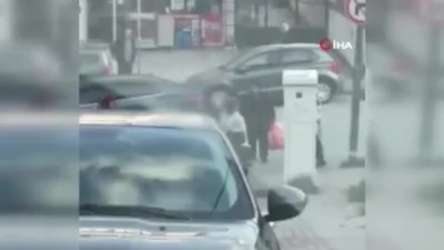 Megakent İstanbul'da akılalmaz kavga... Çocuklar yumruk yumruğa sokak ortasına kavga