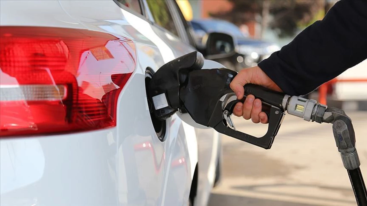 Benzine zam geldi: İşte güncel fiyat listesi! 2 Benzine zam geldi: İşte güncel fiyat listesi!