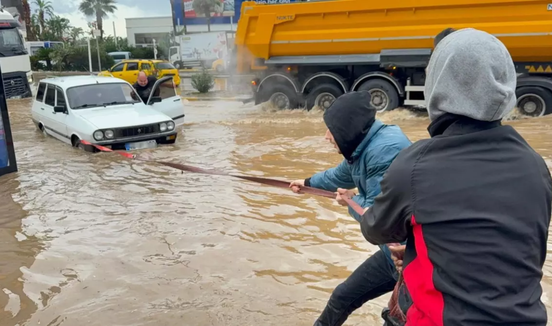 Meteoroloji Genel Müdürlüğü'nün turuncu kod uyarısının ardından başlayan şiddetli sağanak,