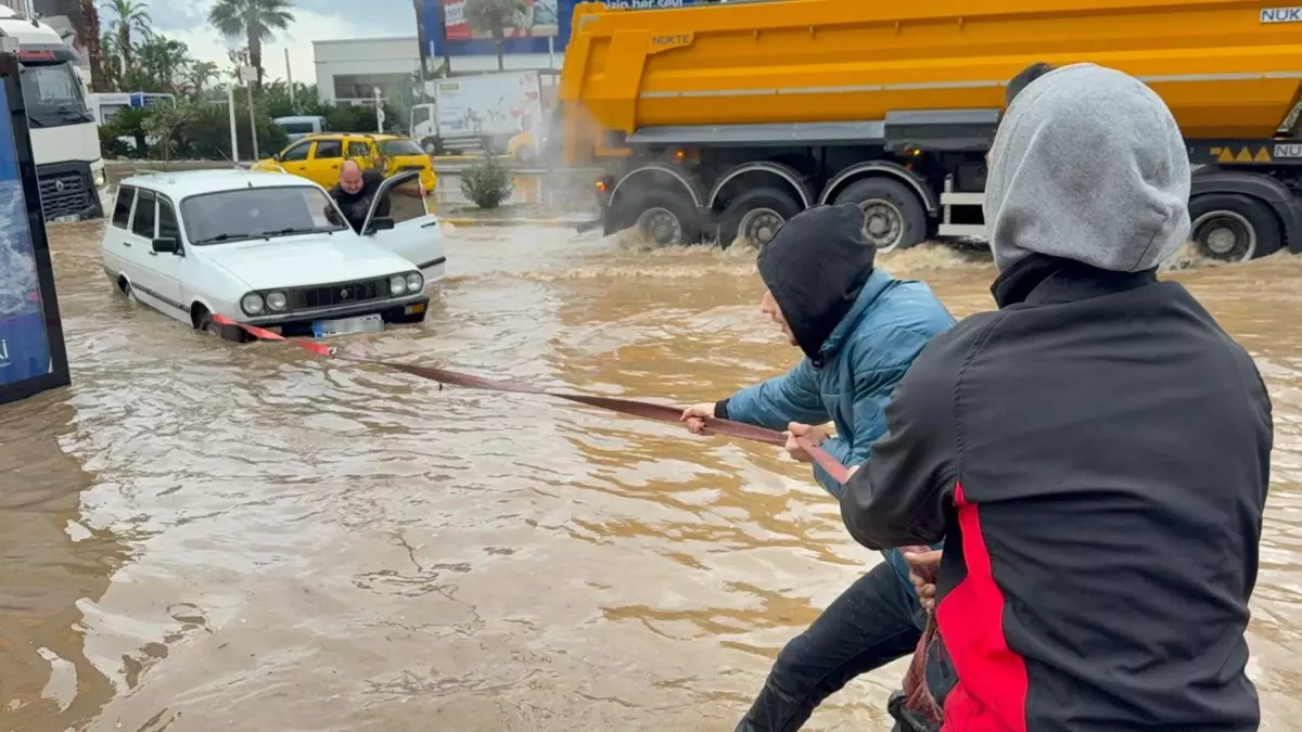 Meteoroloji Genel Müdürlüğü'nün turuncu kod uyarısının ardından başlayan şiddetli sağanak,