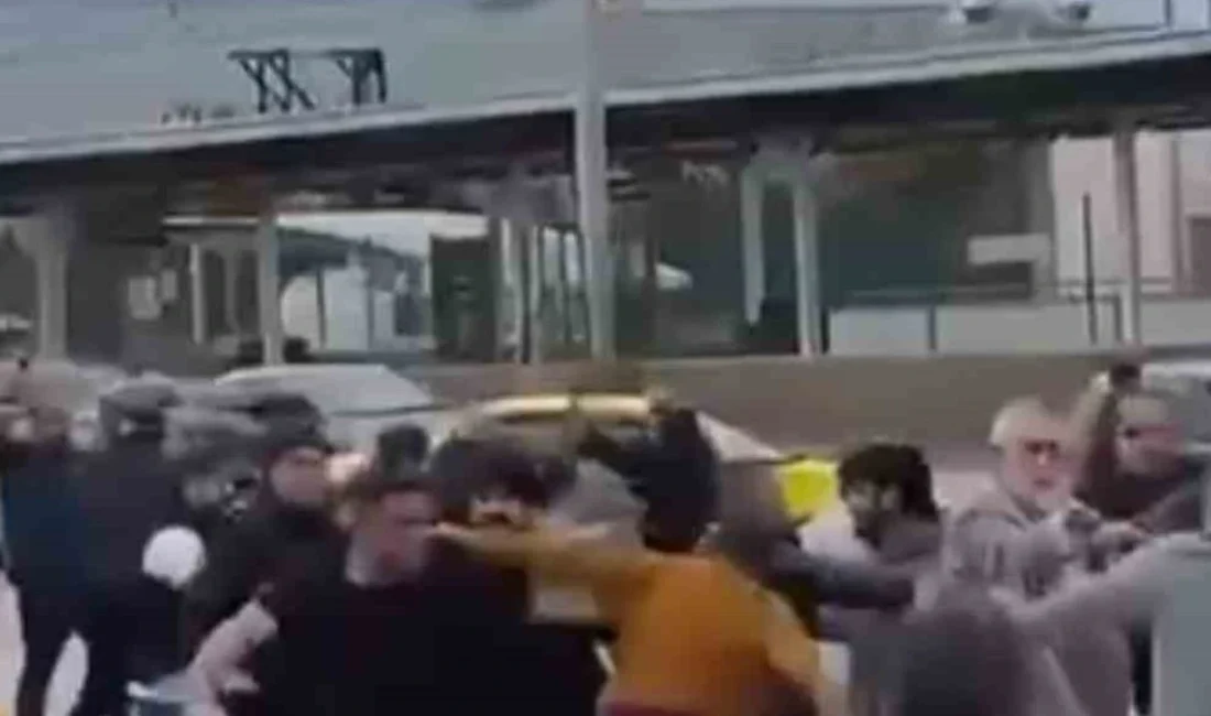 Bursa'da cadde üzerinde karşılaşan husumetli iki grup arasında çıkan kavga,