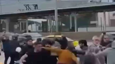 Bursa'da cadde üzerinde karşılaşan husumetli iki grup arasında çıkan kavga,