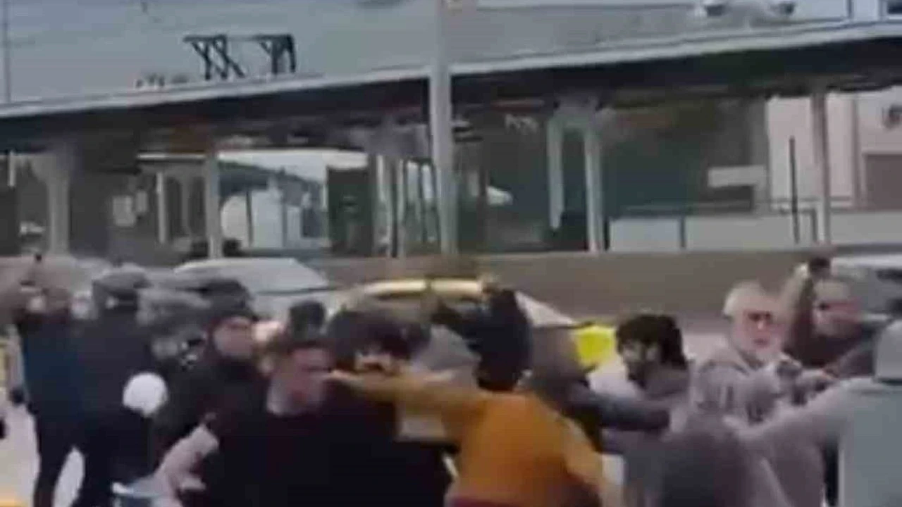 Bursa'da cadde üzerinde karşılaşan husumetli iki grup arasında çıkan kavga,