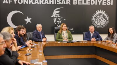CHP İl Başkanı Hasan Karadeniz, yönetim kurulu üyeleriyle birlikte çıktıkları