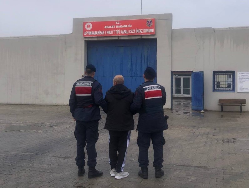 Afyonkarahisar İl Jandarma Komutanlığı ekipleri, aranan şahısların yakalanmasına yönelik yürüttüğü