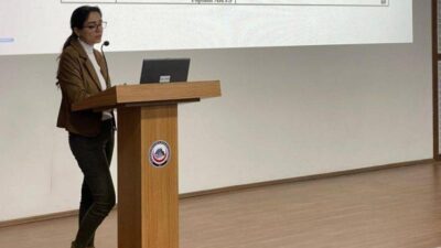 Mavi Salonda gerçekleşen etkinlikte katılımcılara, DHF Dekan Yardımcısı Dr. Öğr.