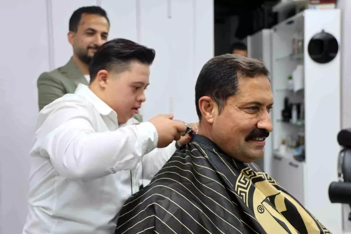 Hatay'ın Antakya ilçesinde yaşayan 16 yaşındaki Down sendromlu kuaför çırağı