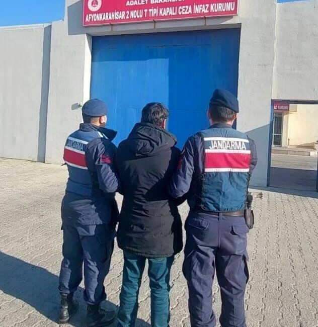 Afyonkarahisar İl Jandarma Komutanlığı ekipleri, aranan şahısların yakalanmasına yönelik yürüttüğü