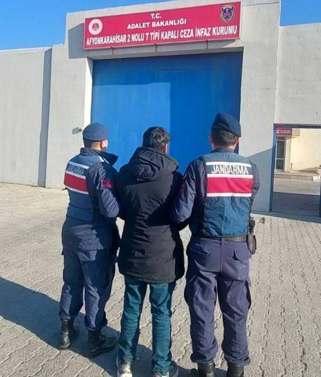 Afyonkarahisar İl Jandarma Komutanlığı ekipleri, aranan şahısların yakalanmasına yönelik yürüttüğü