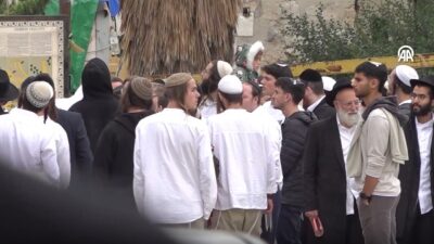 İsrail güçleri korumasındaki Filistin topraklarını gasbeden İsrailliler, El Halil kentinde