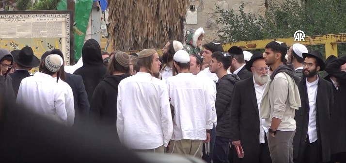 İsrail güçleri korumasındaki Filistin topraklarını gasbeden İsrailliler, El Halil kentinde