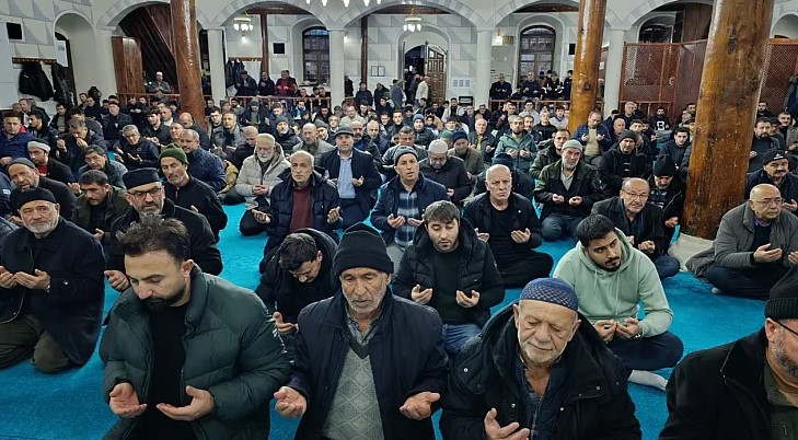 Emirdağ Müftülüğü tarafından Emirdağ Çarşı Camii'nde ‘Regaip Kandili’ sebebiyle özel