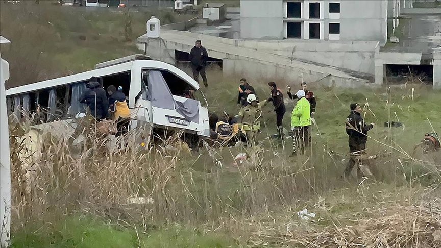 Esenyurt'ta servis midibüsünün devrilmesi sonucu hayatını kaybedenlerin sayısı 5'e yükseldi.