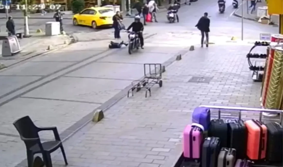 İstanbul Fatih'te yaşanan trafik kazasında, annesinin kolunu bırakarak yola fırlayan