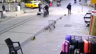İstanbul Fatih'te yaşanan trafik kazasında, annesinin kolunu bırakarak yola fırlayan